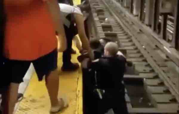 NYPD cops help New Yorkers at any cost! -- Mere seconds before disaster