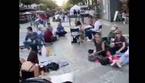 French Passport Protest: Dining on the street-- Brillant!